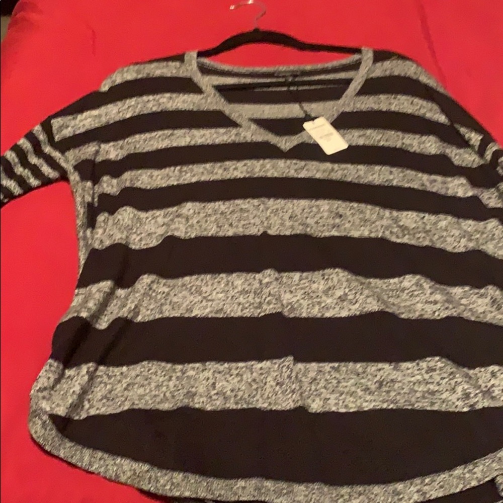 Long sleeve v-neck shirt